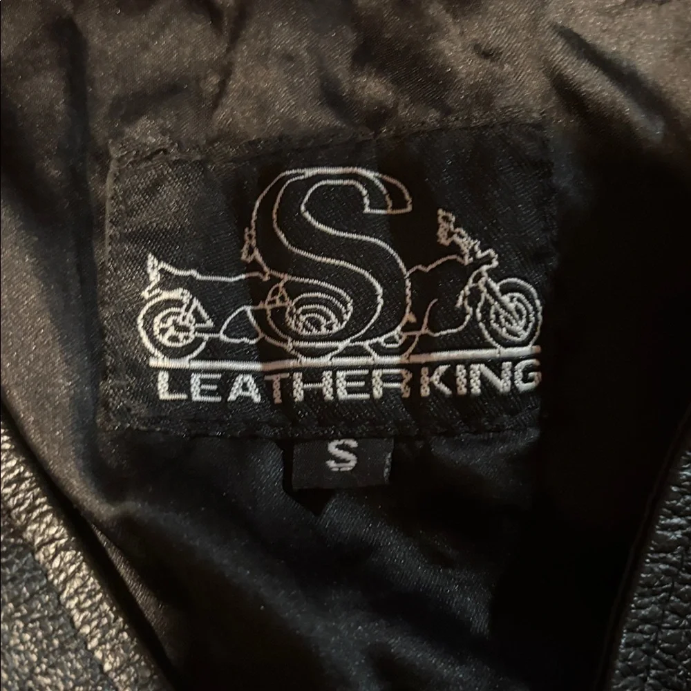 Womens Black Leather Vest with buffalo nickel Button Closure - Picture 2 of 6
